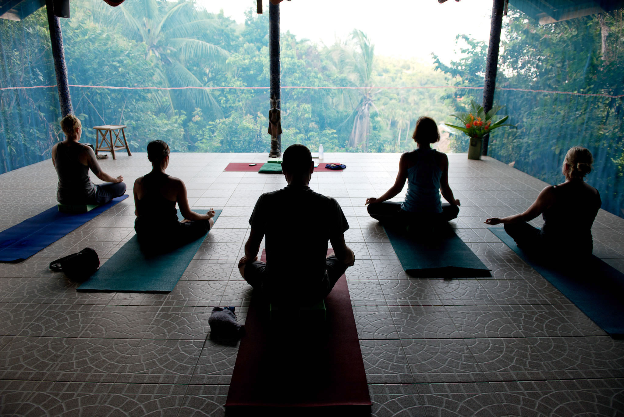 Много медитации. Ретрит в Тайланде. Зал для медитаций. Коллективная медитация. Медитация группа.